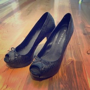 Snake skin black open toe heels